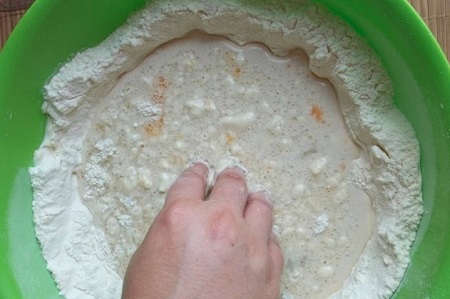 Готовим тесто для хинкали