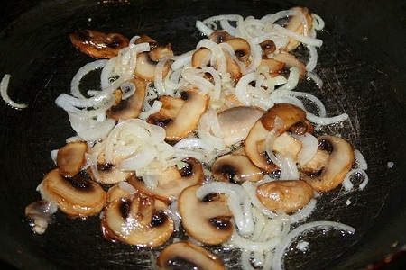 Пельмени с сыром и грибами в духовке